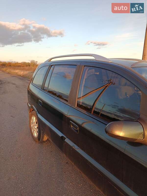 Минивэн Opel Zafira 2004 в Раздельной
