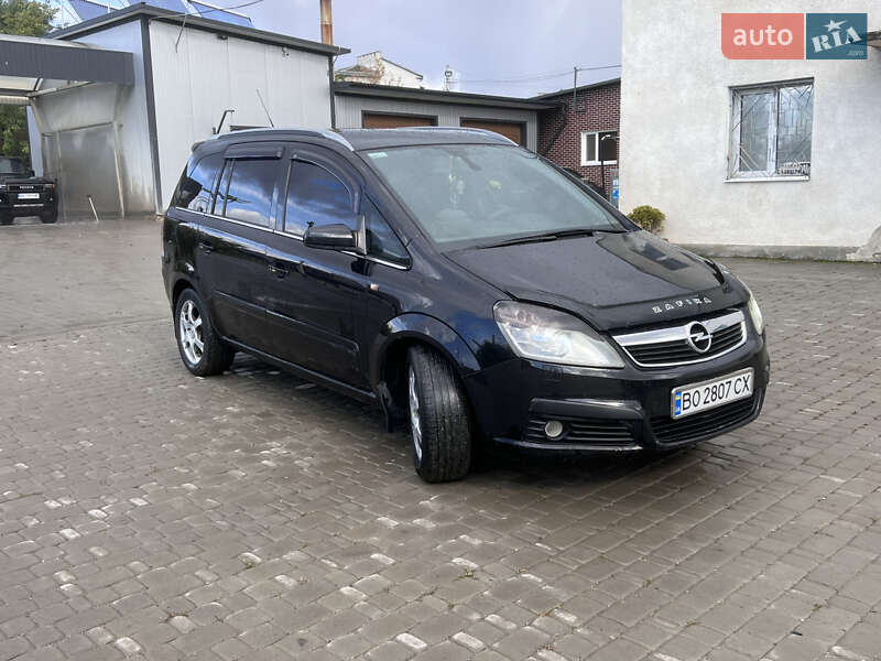 Минивэн Opel Zafira 2005 в  фото Минивэн Opel Zafira 2005 в