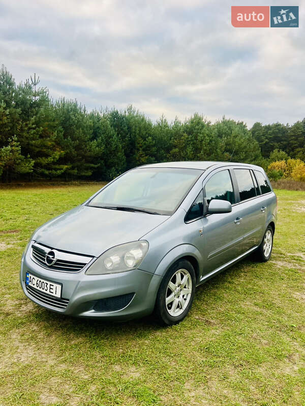 Минивэн Opel Zafira 2010 в Луцке
