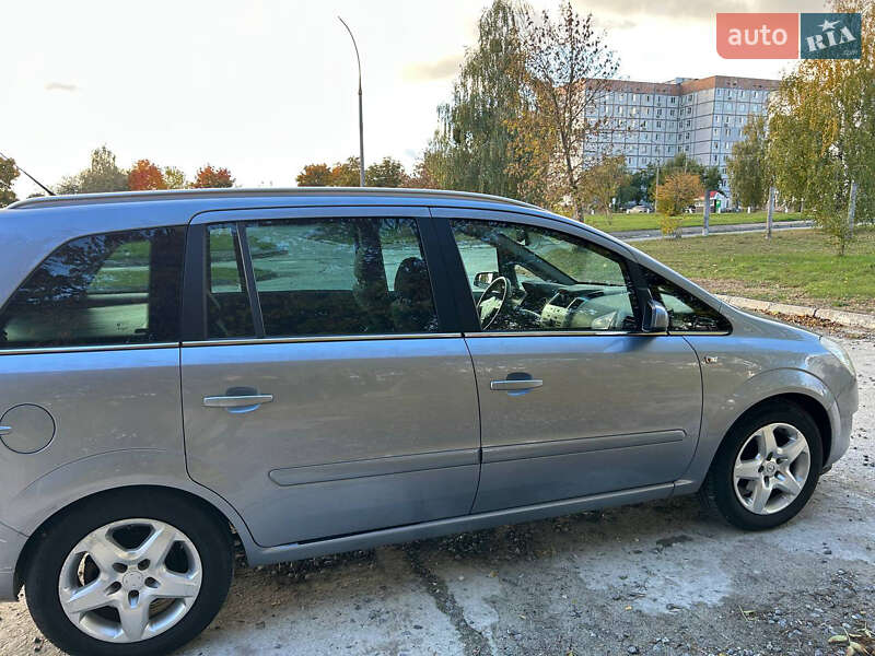 Минивэн Opel Zafira 2008 в Александрие