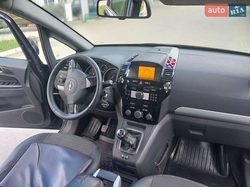 Минивэн Opel Zafira 2010 в Путиле