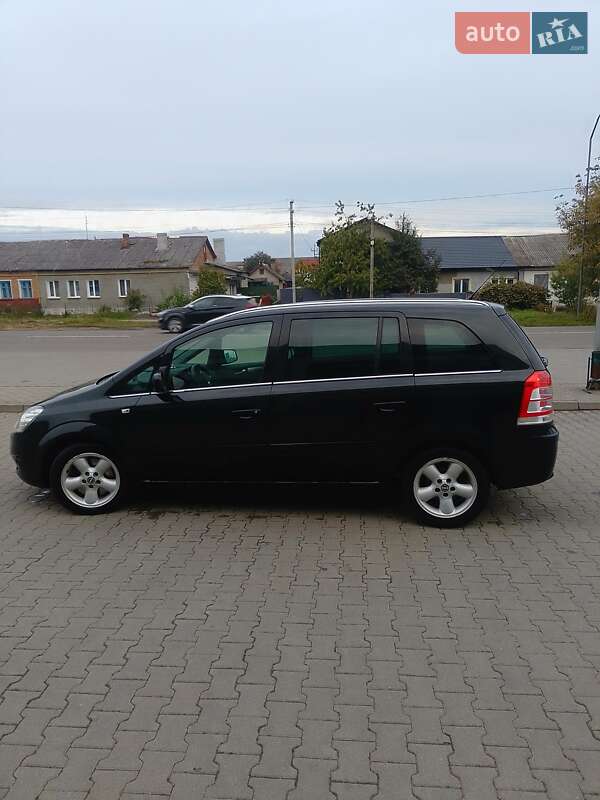 Минивэн Opel Zafira 2013 в Нововолынске