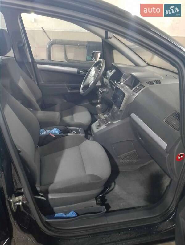 Минивэн Opel Zafira 2005 в Вольногорске