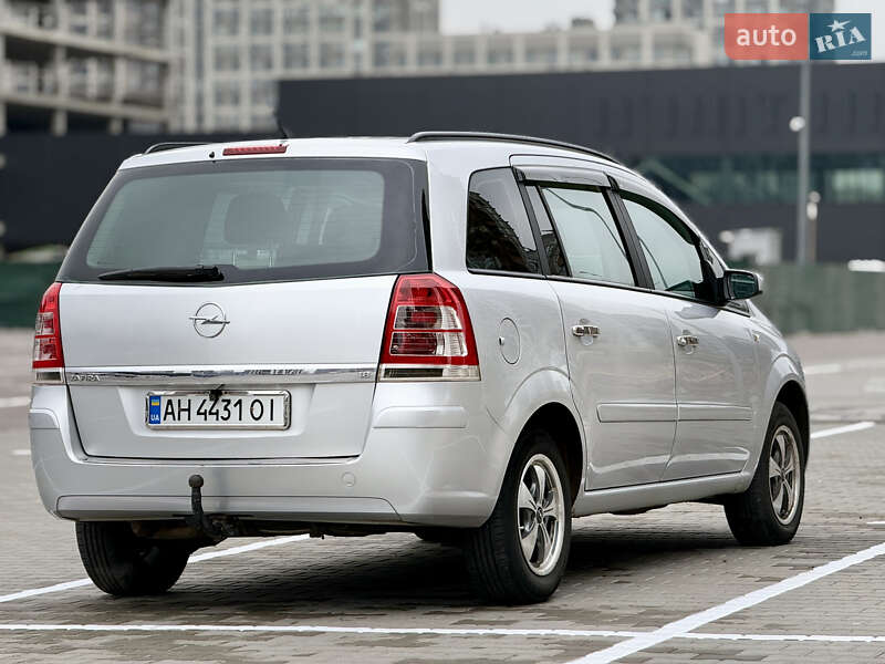 Минивэн Opel Zafira 2008 в Киеве