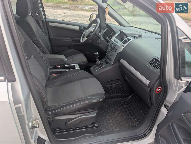 Минивэн Opel Zafira 2010 в Ровно