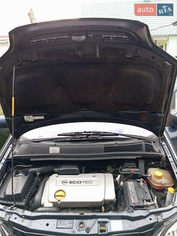 Минивэн Opel Zafira 2002 в Дубно