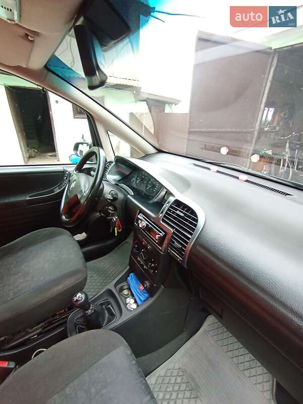 Минивэн Opel Zafira 2002 в Дубно