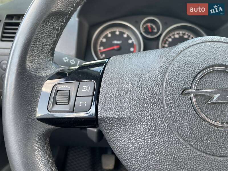 Минивэн Opel Zafira 2011 в Киеве