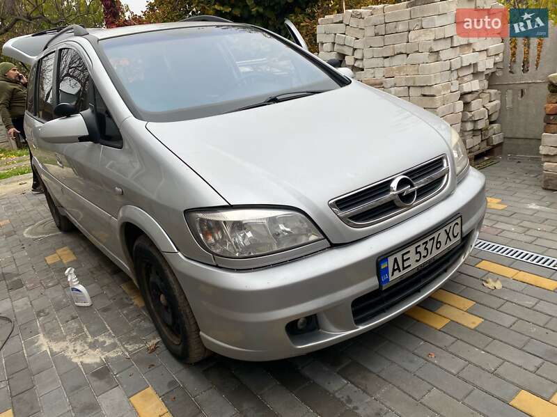 Минивэн Opel Zafira 2005 в Кривом Роге