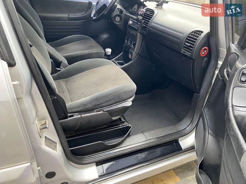 Минивэн Opel Zafira 2005 в Кривом Роге