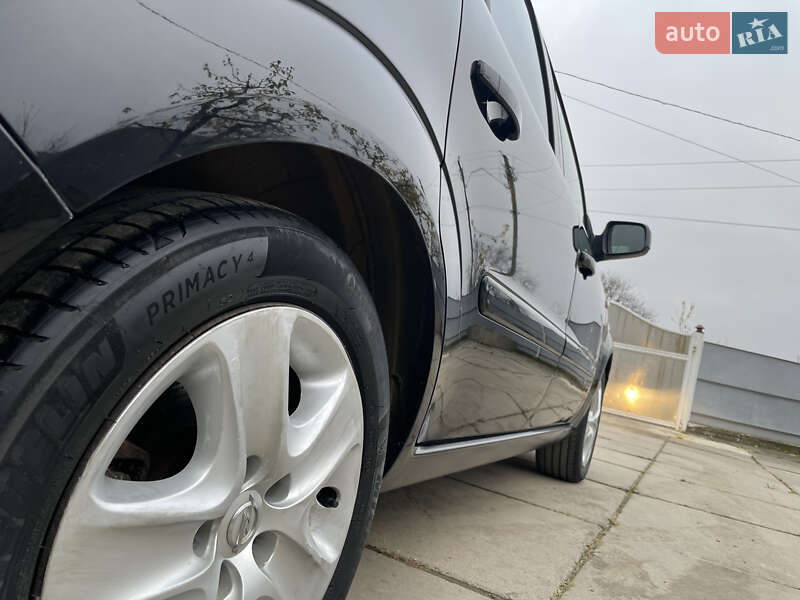 Мінівен Opel Zafira 2011 в Хотині