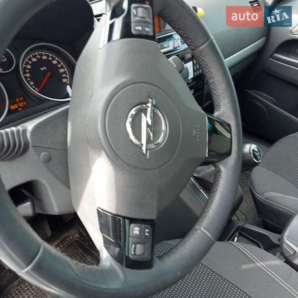 Минивэн Opel Zafira 2012 в Ровно