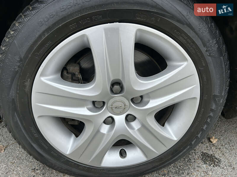 Минивэн Opel Zafira 2010 в Коростене