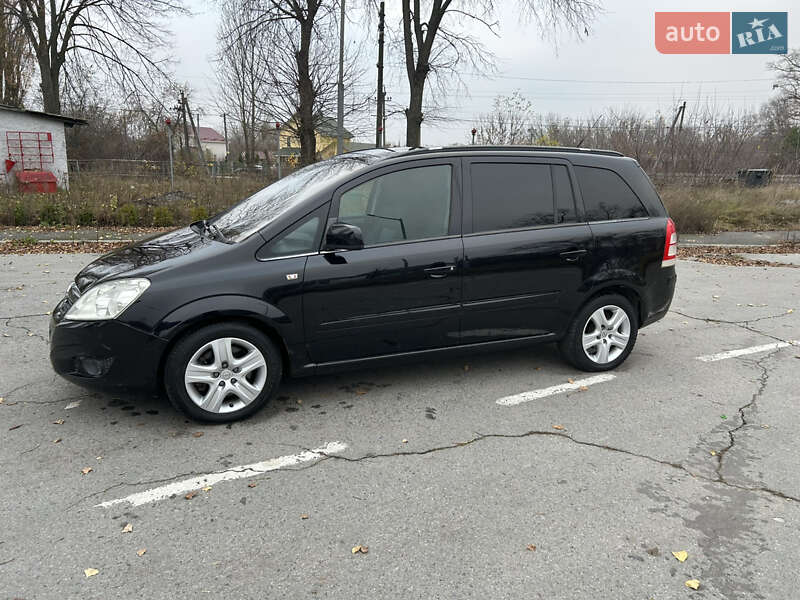 Минивэн Opel Zafira 2010 в Коростене