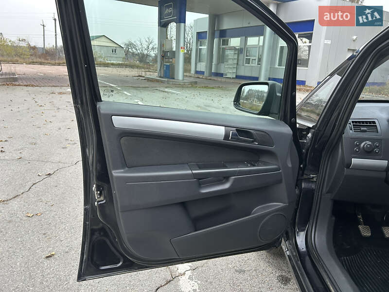 Минивэн Opel Zafira 2010 в Коростене