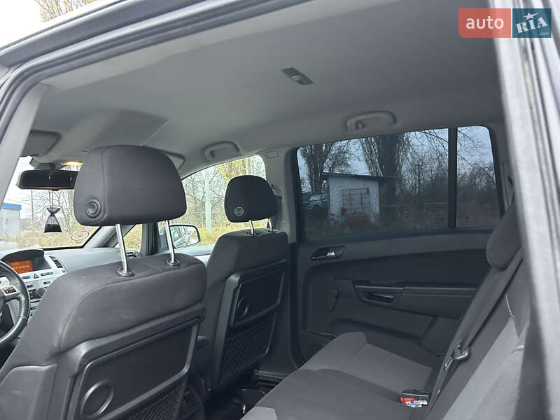 Минивэн Opel Zafira 2010 в Коростене