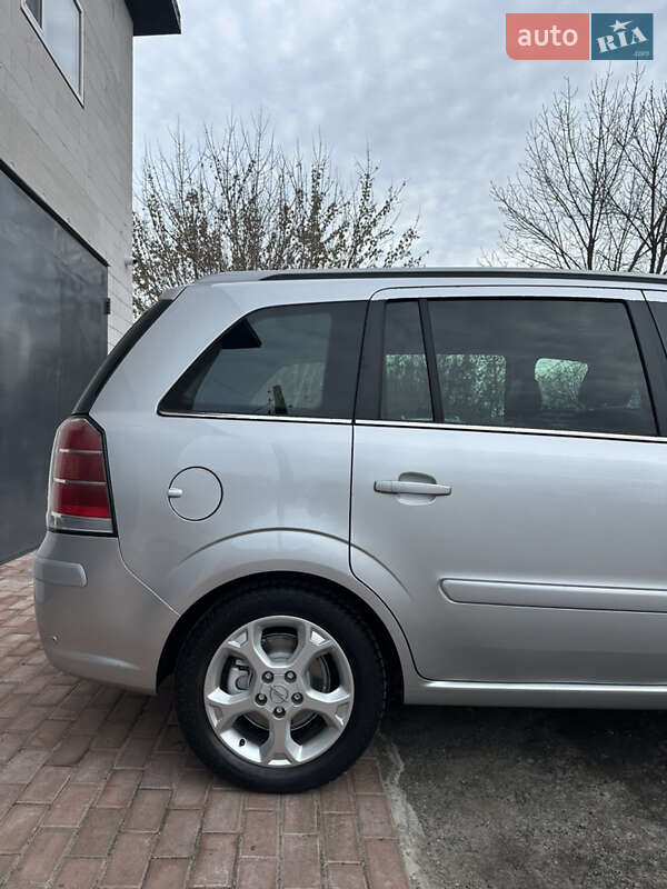 Минивэн Opel Zafira 2007 в Хороле