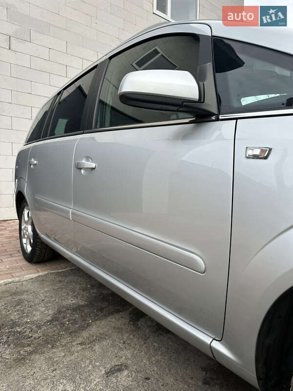 Минивэн Opel Zafira 2007 в Хороле
