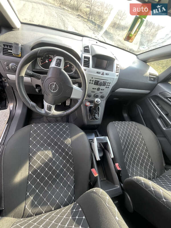 Минивэн Opel Zafira 2005 в Кривом Роге