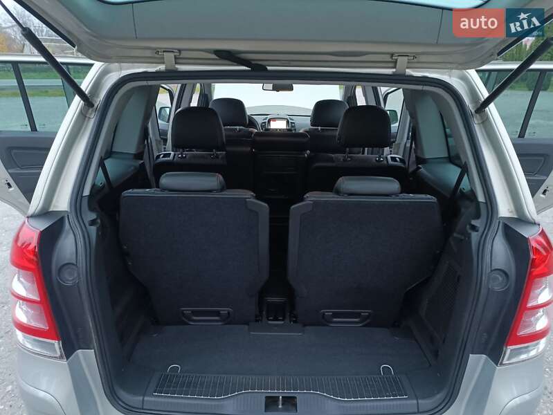 Минивэн Opel Zafira 2010 в Дубно