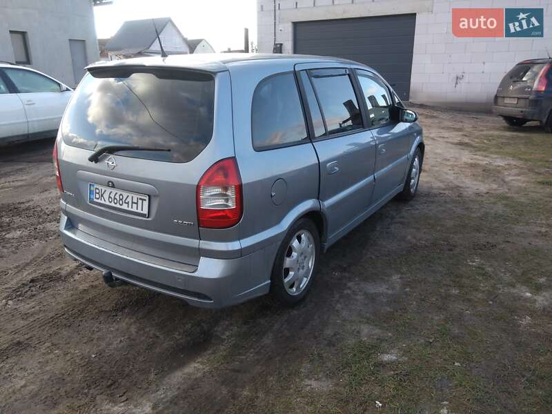 Минивэн Opel Zafira 2004 в Костополе