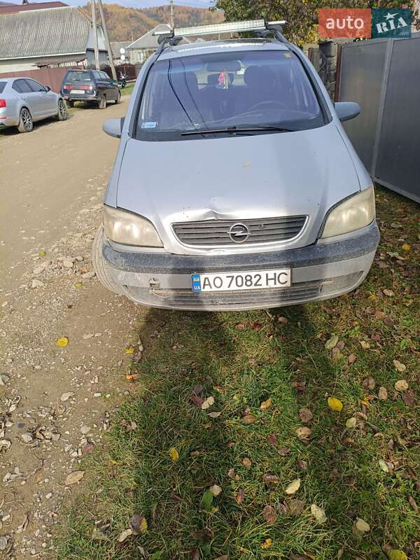 Минивэн Opel Zafira 2001 в Иршаве