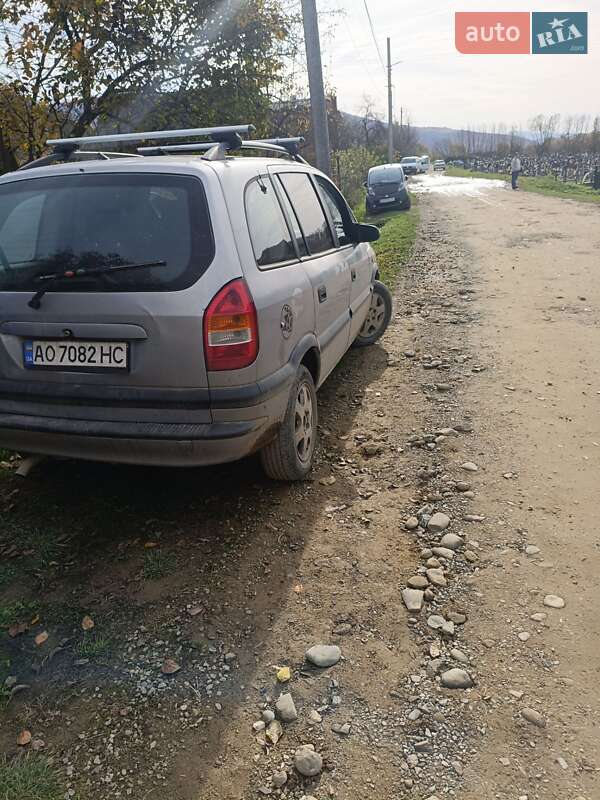 Минивэн Opel Zafira 2001 в Иршаве