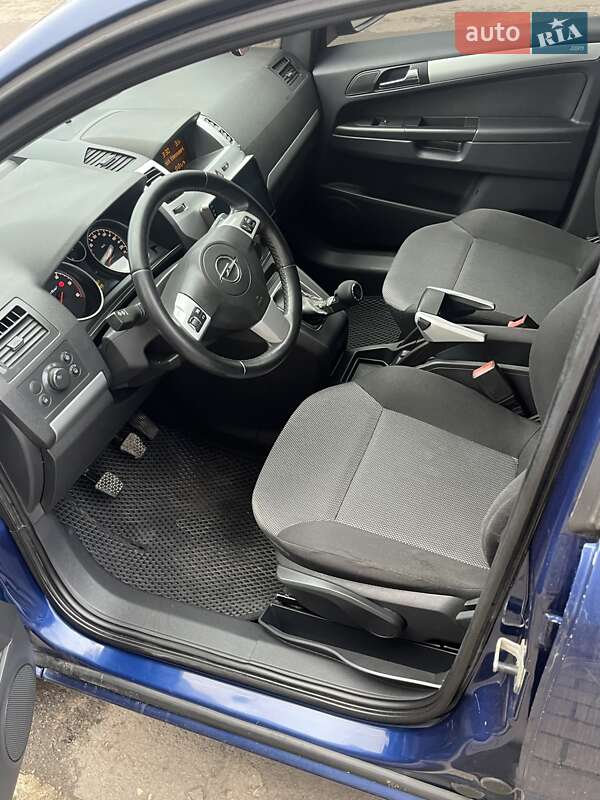 Минивэн Opel Zafira 2009 в Нововолынске