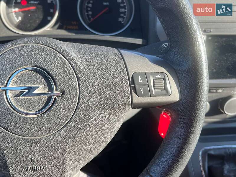 Минивэн Opel Zafira 2006 в Киеве