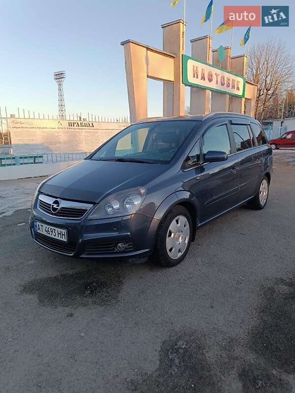 Минивэн Opel Zafira 2006 в Долине