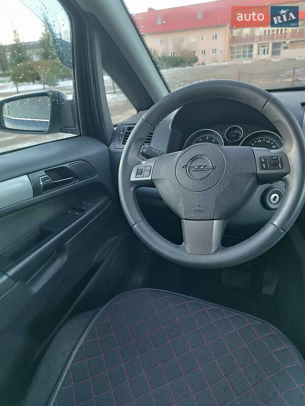 Минивэн Opel Zafira 2006 в Долине