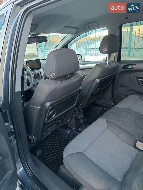 Минивэн Opel Zafira 2006 в Долине