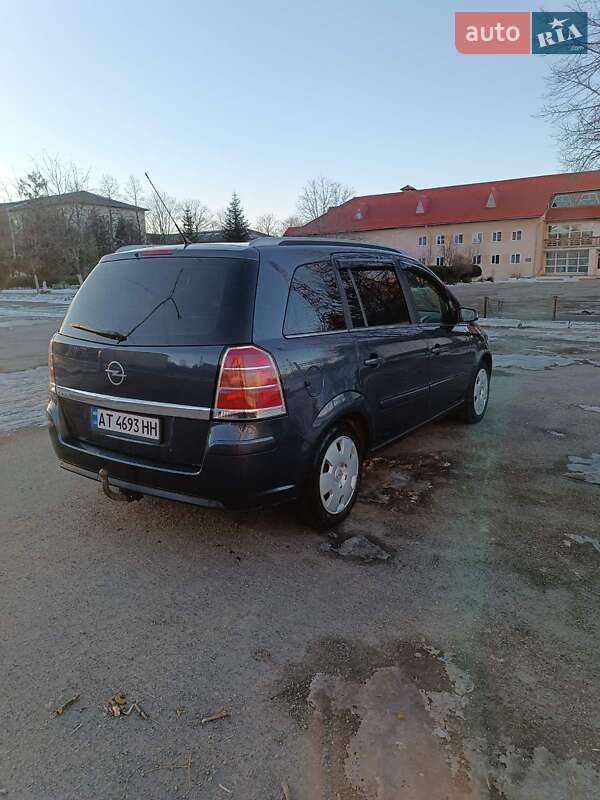 Минивэн Opel Zafira 2006 в Долине
