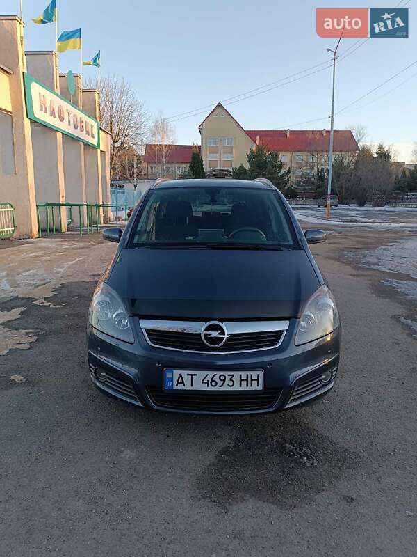Минивэн Opel Zafira 2006 в Долине
