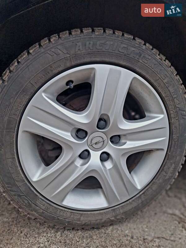 Минивэн Opel Zafira 2010 в Вараше