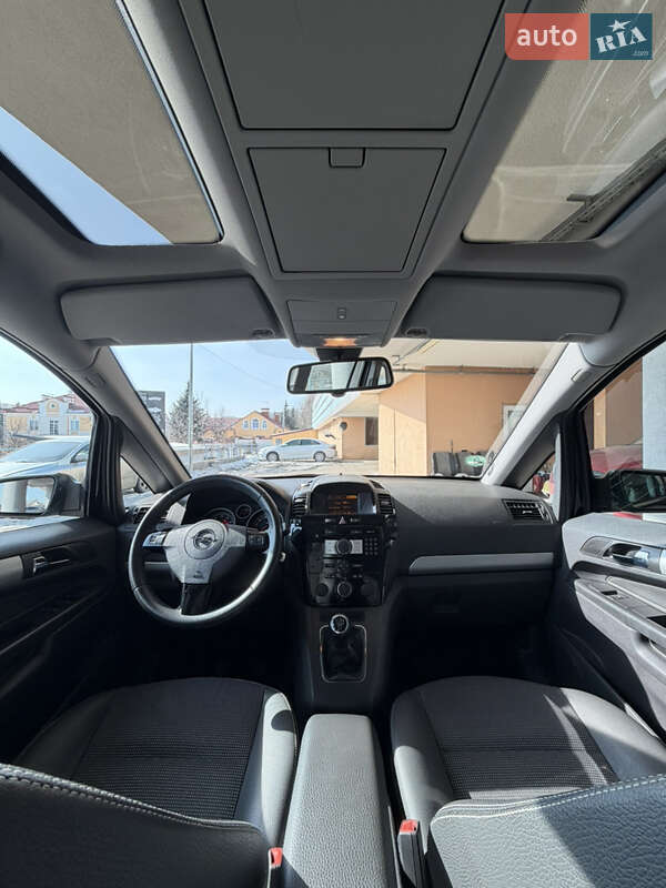 Минивэн Opel Zafira 2008 в Киеве