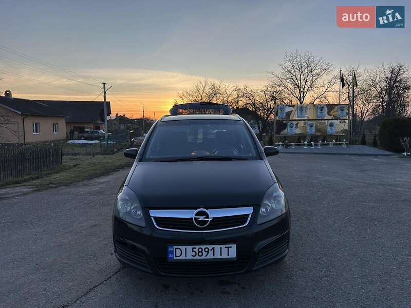 Минивэн Opel Zafira 2006 в Долине