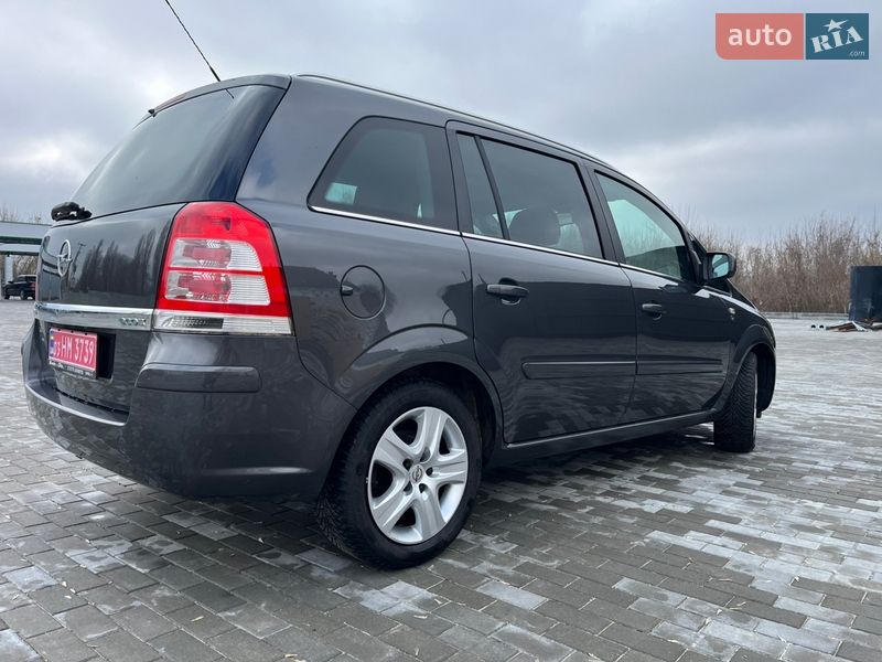 Минивэн Opel Zafira 2010 в Хороле