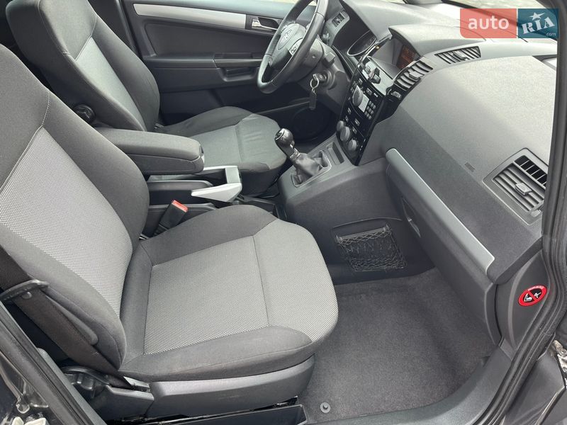 Минивэн Opel Zafira 2010 в Хороле
