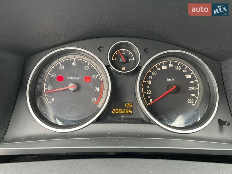 Минивэн Opel Zafira 2010 в Хороле