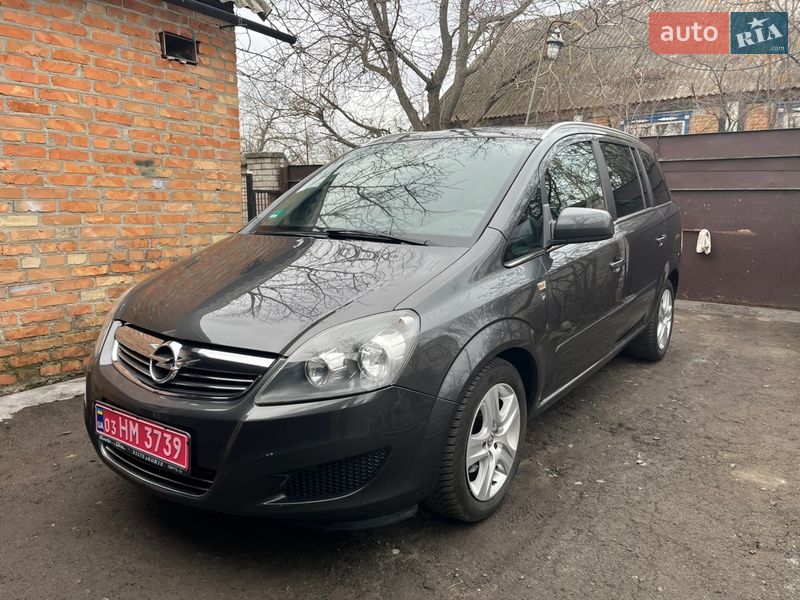 Минивэн Opel Zafira 2010 в Хороле
