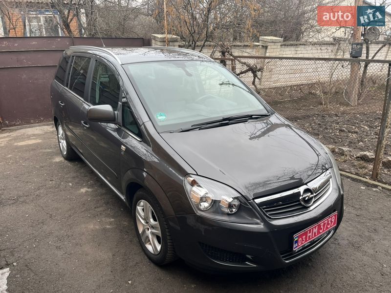 Минивэн Opel Zafira 2010 в Хороле