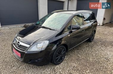Минивэн Opel Zafira 2010 в Долине