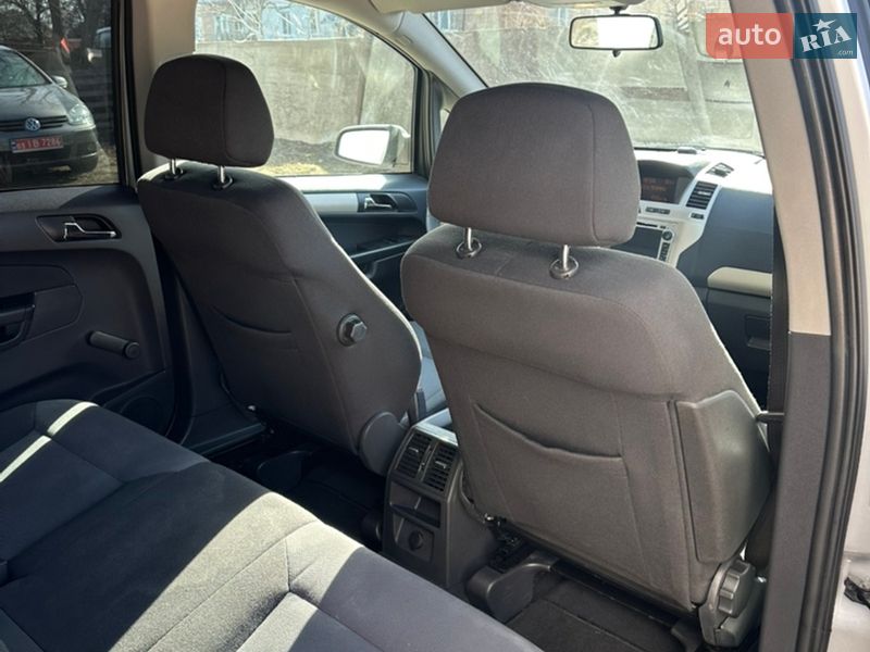 Минивэн Opel Zafira 2009 в Хороле