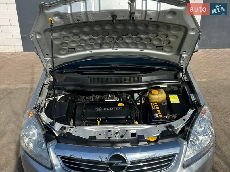 Минивэн Opel Zafira 2009 в Хороле
