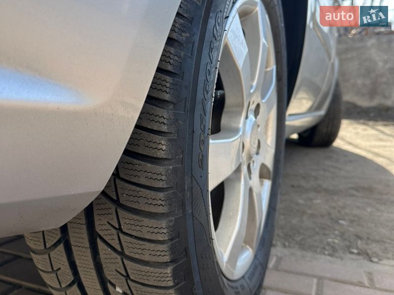 Минивэн Opel Zafira 2009 в Хороле