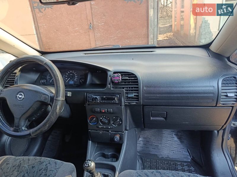 Минивэн Opel Zafira 2002 в Новых Петровцах