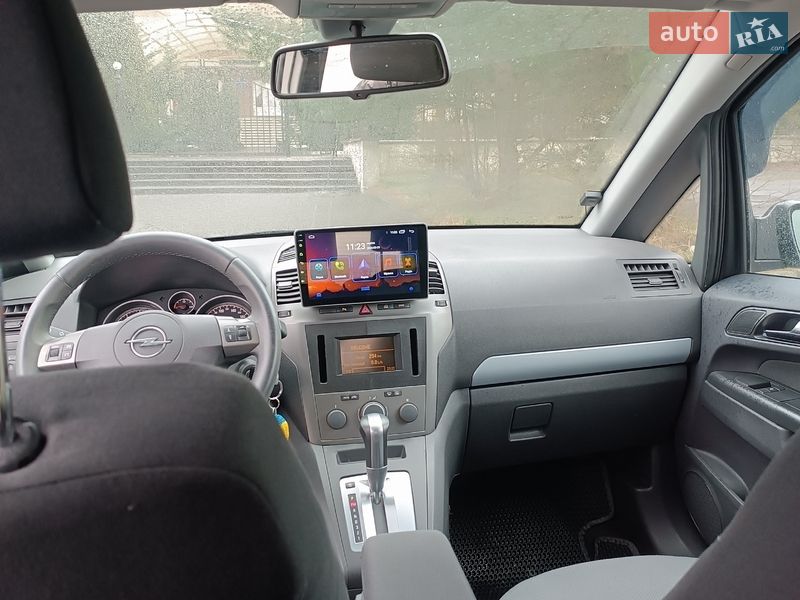 Минивэн Opel Zafira 2006 в Долине