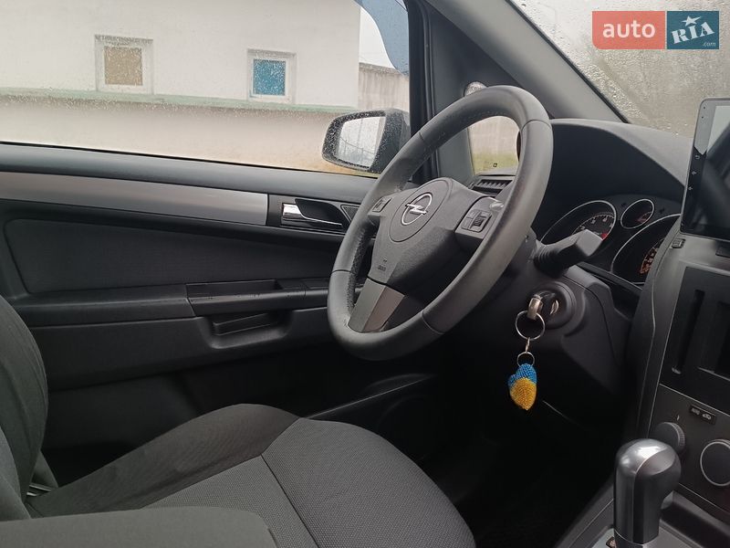 Минивэн Opel Zafira 2006 в Долине