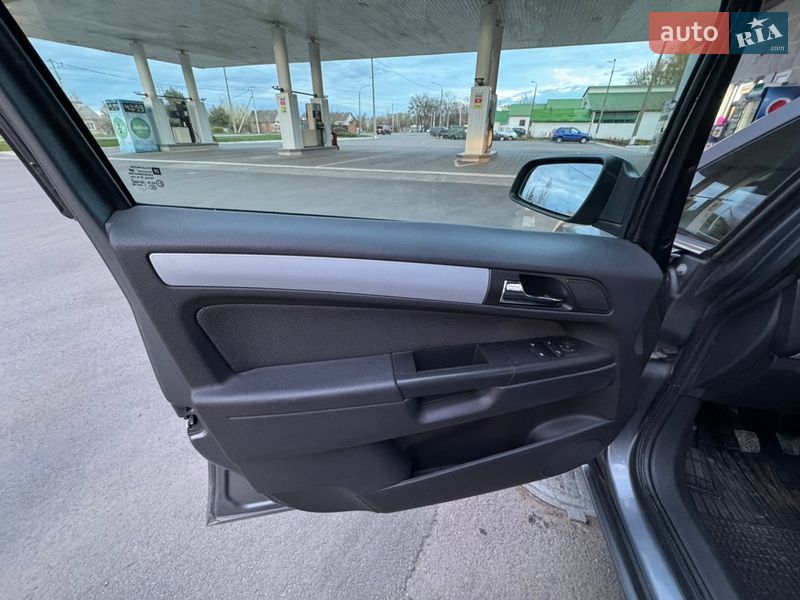 Минивэн Opel Zafira 2008 в Луцке